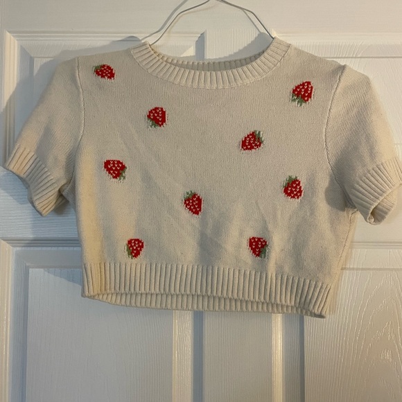 H&M cropped Strawberry sweater top - Picture 1 of 3